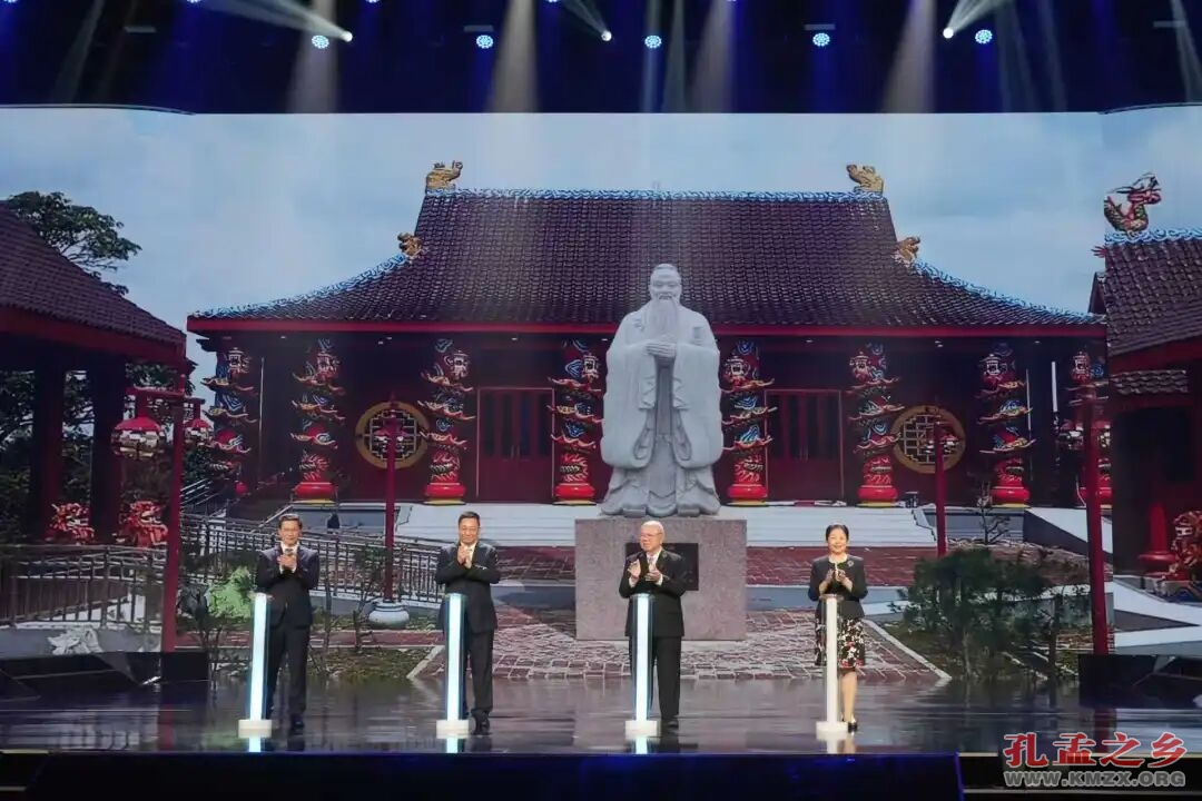 中国孔子基金会向印尼孔教总会捐赠孔子像2