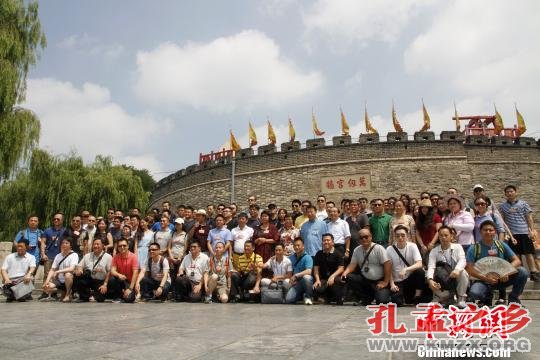 第十一届“世界华裔杰出青年华夏行”山东线的参会代表当天参观了孔府、孔庙、孔林等地方。　沙见龙 摄