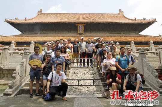 第十一届“世界华裔杰出青年华夏行”山东线的参会代表当天参观了孔府、孔庙、孔林等地方。　沙见龙 摄