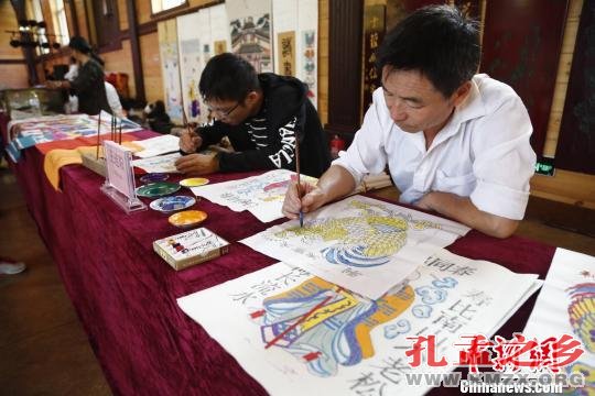泰安市泰山区邱家店镇高家庄的市级非物质文化遗产徐家庄木板年画传承人王连洋带着儿子，在现场制作木板年画。　陈阳 摄