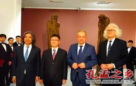 白俄罗斯国家美术馆孔子与老子雕塑