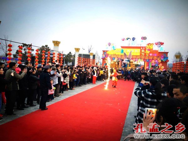 欧皇狂欢谷花灯艺术节与草莓采摘