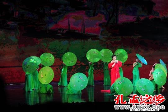 青年歌手徐千惠演唱《家住长江边》 黄余洋 摄