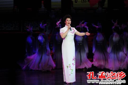 表演艺术家熊明霞唱颂《醉三峡》 黄余洋 摄