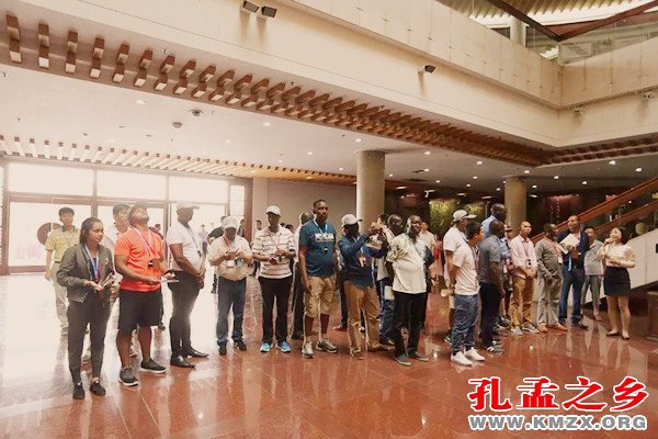 波兰克拉科夫孔子学院师生参访孔子研究院
