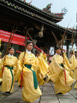 留学生在台北祭孔三跪九叩递拜师帖(组图)