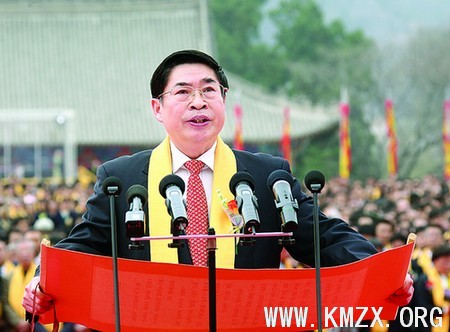 省长袁纯清恭读祭文