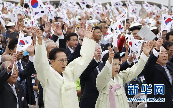 8月15日，韩国总统李明博及夫人金润玉参加在首尔举行的光复庆祝活动。 新华社/路透