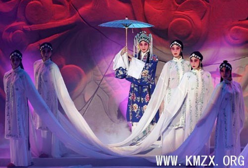 《大羽华裳》世博会演出