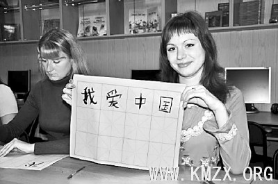 2010年俄罗斯“汉语年”活动中,黑河学院与布拉戈维申斯克国立师范大学联办的俄罗斯远东地区第一所孔子学院,对俄罗斯居民开设书法课已经三年之久,培养了一大批年轻的中国书法爱好者,通过书法练习,加深了对中国的认识和学习汉语的兴趣。图为孔子学院书法老师在辅导俄罗斯学生练习书法、学生展示书法作品。本报记者朱伟光
