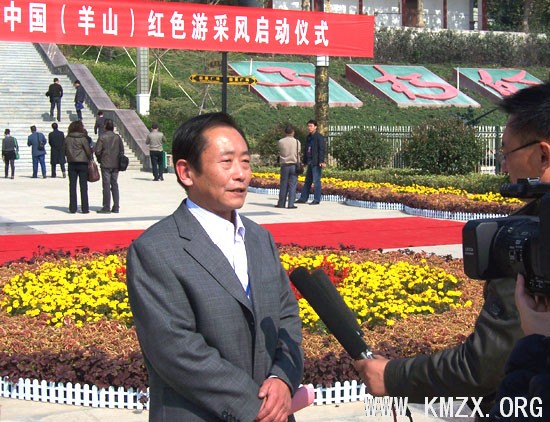 济宁市青年作家协会主席成岳接受记者采访