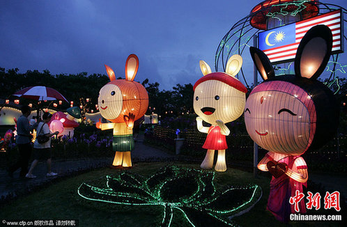 2011年1月29日，马来西亚东禅寺，游人从兔子灯饰前经过。2月1日，“2011年佛光山东禅寺平安灯会暨花艺展”将举行启灯礼。图片来源：CFP视觉中国