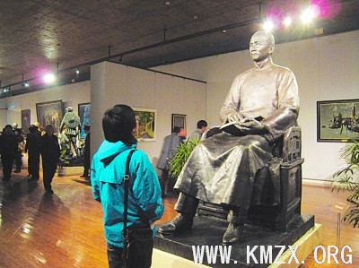 刘开渠的雕塑作品《蔡元培》前,博物馆观众驻足欣赏。　　本报记者