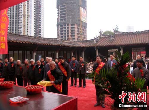 福建安溪文庙：上千学童“拜孔圣，领红蛋”(图)