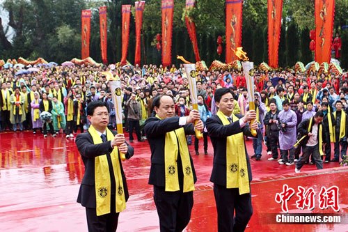 2010年清明社会各界祭祀炎帝陵大典。（资料图）中新网发 黄春平 摄