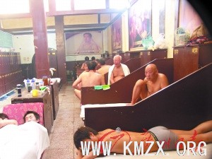 到传统澡堂泡澡不仅是许多老北京的生活方式，也引起了个别年轻人的好感。图为双兴堂。