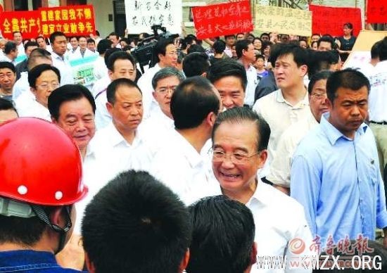 在新北川巴拿恰商业步行街，温总理亲切接见建设者。 本报特派记者 郭建政 摄