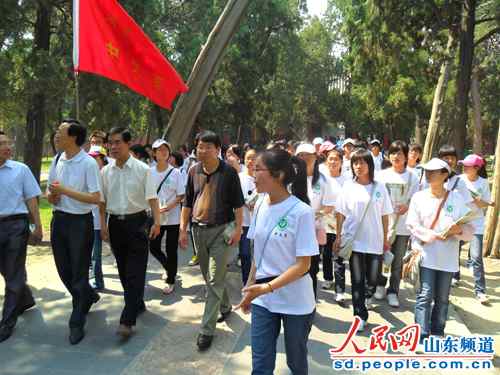 人民网济宁6月8日电 6月4日上午，济宁学院“走近孔子，畅游圣地”大型文化活动在孔庙举行。