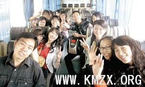 日前，天津师大十余名留任志愿者踏上征程。