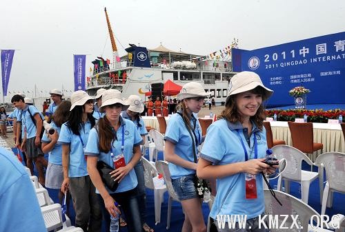 7月23日，部分国外友人受邀出席海洋节开幕式。新华社记者 李紫恒 摄