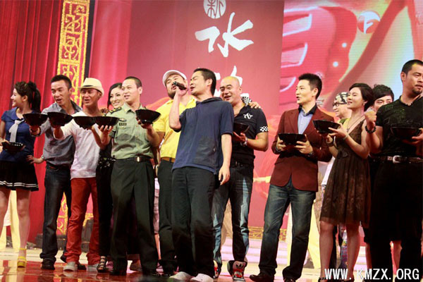 由郑晓龙担任艺术总监、香港导演鞠觉亮执导，张涵予、景岗山、安以轩等40余位明星联袂出演的86集新版《水浒传》将于8月2日登陆安徽卫视。日前，剧中主演出席安徽卫视首映大典录影。