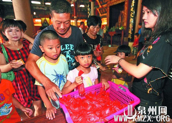 小朋友在开笔石上写下自己的名字