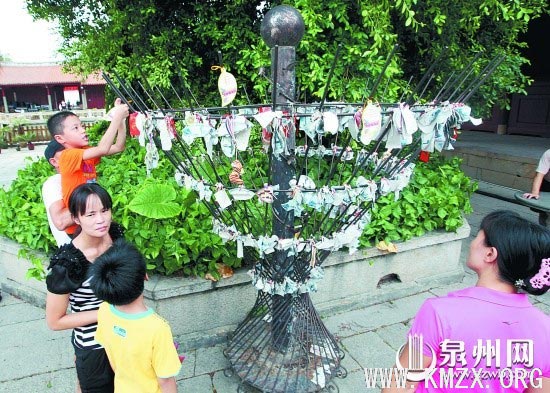 小朋友在开笔石上写下自己的名字