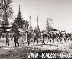 　　１９４２年３月１日，中国远征军先头部队出兵缅甸，协同英军展开对日作战。图为１９４４年美国《生活》周刊记者拍摄的中国远征军在缅甸行军的画面。本报资料图片