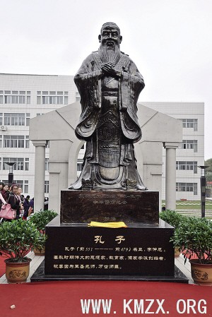 城市晚报讯 昨日，高3.8米、重2.5吨的孔子像落户东北师范大学主校区，孔子像由中华儒商总会捐赠，价值50万元。（记者 张宵 实习生 欧阳珊珊/报道 学校供图）