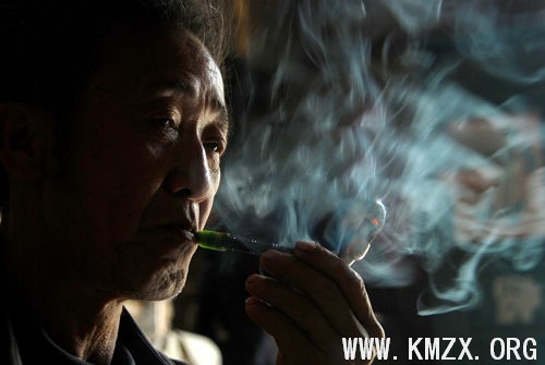 “不习惯抽好烟，这种旱烟有味。”唐勤老师苦涩地说道