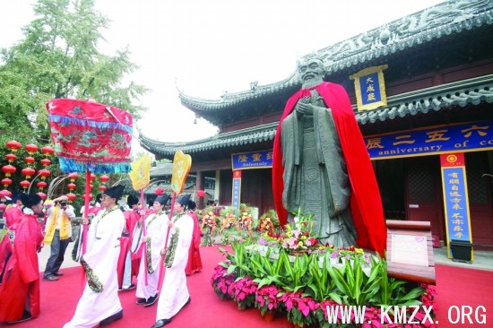 大成殿前众人列队入殿祭祀。本报记者 刘鹏 摄 