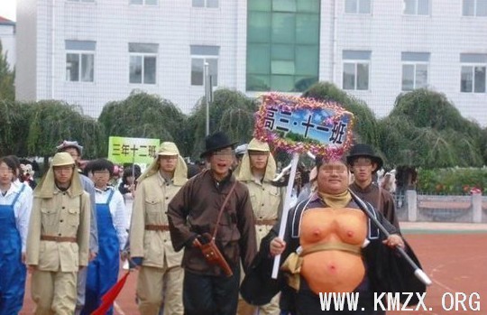 高中生穿皇军服和汉奸服参见运动会