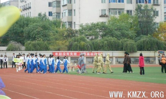 高中生穿皇军服和汉奸服参加运动会