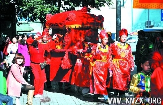 中式婚礼让过路市民驻足观看