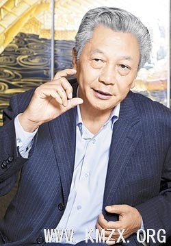 作为孔子75世嫡长孙、中国最后的“奉祀官”孔祥楷，他坚持只着正装，不需穿那些古装，因为他主持的是“活人祭孔”。（邓博仁摄）
