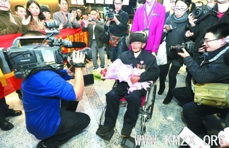 昨晚,,远征军老兵李高才抵达江北国际机场。 首席记者 钟志兵 摄