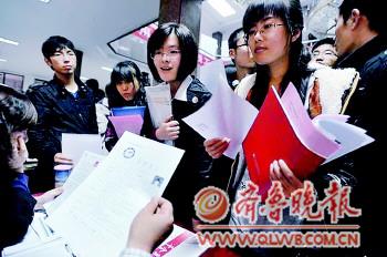 组团招聘进入山大吸引了众多学生。资料片