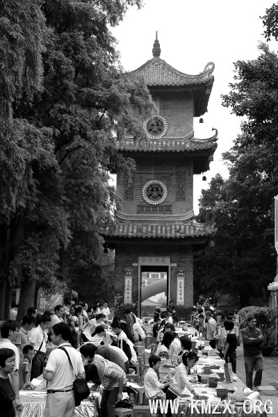 西樵学子在文塔“奎光楼”前举行书法绘画比赛。