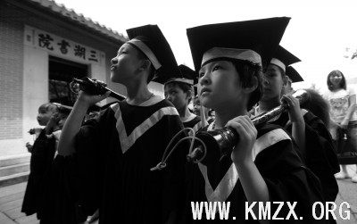 西樵学童参加“崇德立志”开笔礼，扛着大毛笔踏上状元桥，瞻仰康有为当年就读的三湖书院。