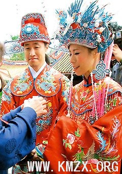 孔庙日本礼生水口拓寿与妻子简秀文昨天在孔庙完婚。台湾《联合报》