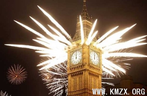 2012年的新年，伦敦泰晤士河畔燃放烟火，位于伦敦市中心的大本钟在零时响起新年特制的钟声，庆祝新年的人群涌向河畔，迎接新年来到。