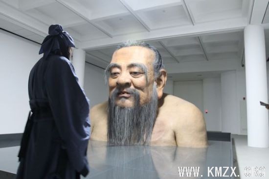 张洹的老师彭廉当晚妆扮了孔子