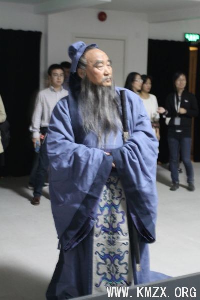 张洹的老师彭廉当晚妆扮了孔子