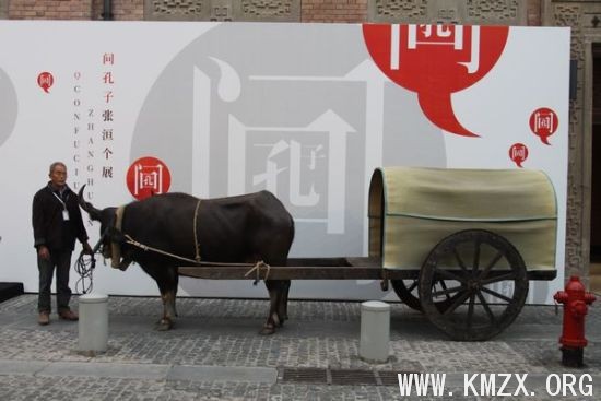 张洹放了一辆牛车在展厅入口，看车的老汉不知道艺术家为什么这么做。
