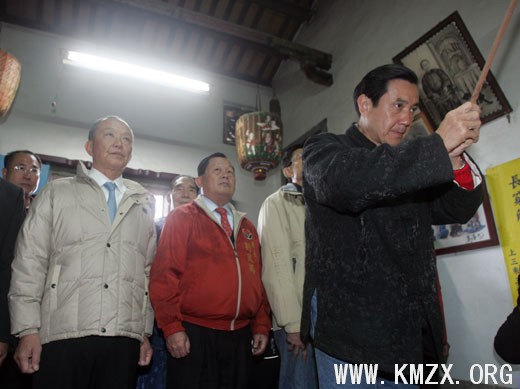 台当局领导人马英九(右)大年初二前往苗栗马家庄，与苗栗县长刘政鸿(左2)向马家庄宗祠祭拜。 “中央社”