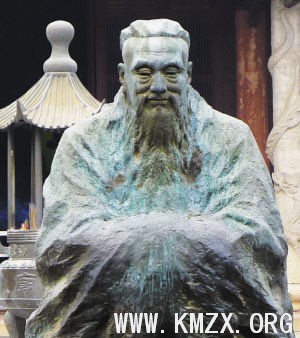 孔子雕像的怀抱里已垒起一叠亮晶晶的硬币。