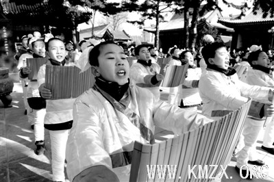 27日，哈尔滨市闽江小学学生在“拜谒圣贤，做德行高尚教师，育志存高远学子”活动中吟诵国学经典篇。