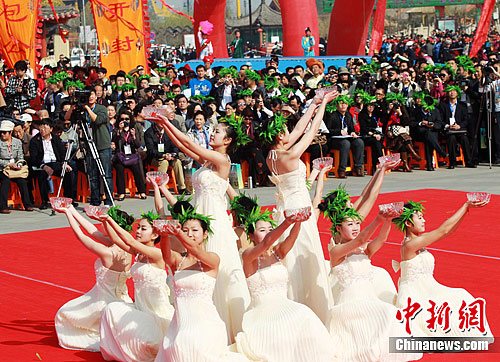 4月1日，河南开封，演员在开幕式上表演。当日，2012中国（开封）清明文化节在七朝古都开封盛大开幕。中新社发 王中举 摄