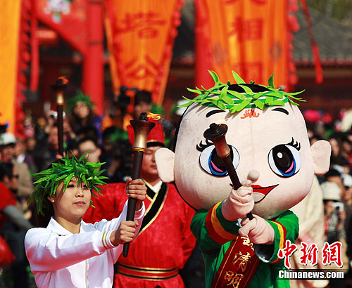 4月1日，河南开封，清明文化节开幕式上正在举行颁新火。据了解，唐宋时，清明前一日禁火寒食，到清明节再起火，称为“新火”，所以当时每年都要举行“颁新火”仪式。中新社发 王中举 摄