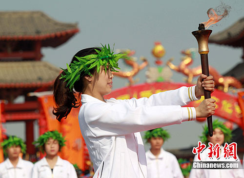 4月1日，河南开封，清明文化节开幕式上正在举行颁新火。据了解，唐宋时，清明前一日禁火寒食，到清明节再起火，称为“新火”，所以当时每年都要举行“颁新火”仪式。中新社发 王中举 摄